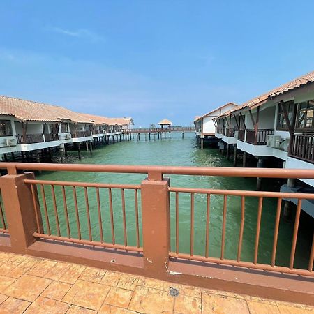 Cuti-Cuti Port Dickson Water Chalet Hotel Bagian luar foto