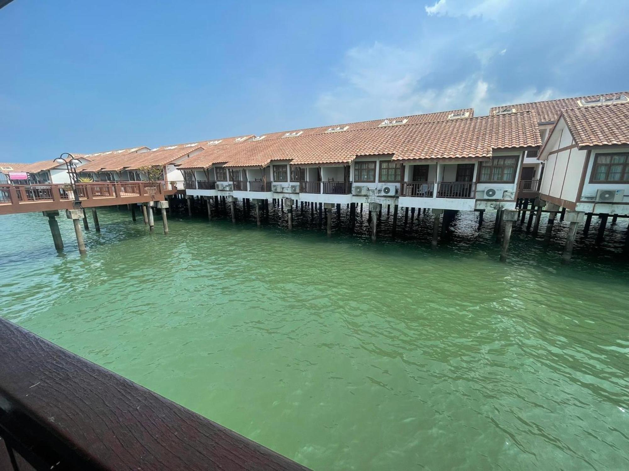 Cuti-Cuti Port Dickson Water Chalet Hotel Bagian luar foto